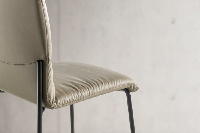 silla de diseño de piel beige Lago Valladolid