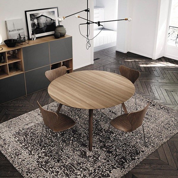 Mesa Aise redonda pies madera ambiente 2